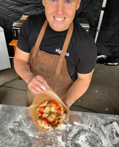 Viktor med en nygräddad pizza